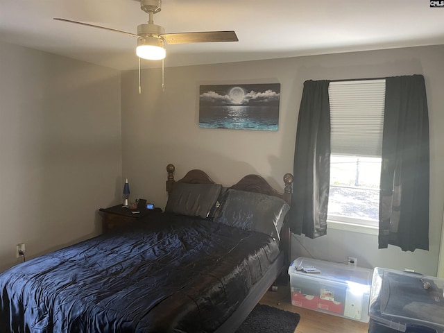 bedroom with ceiling fan