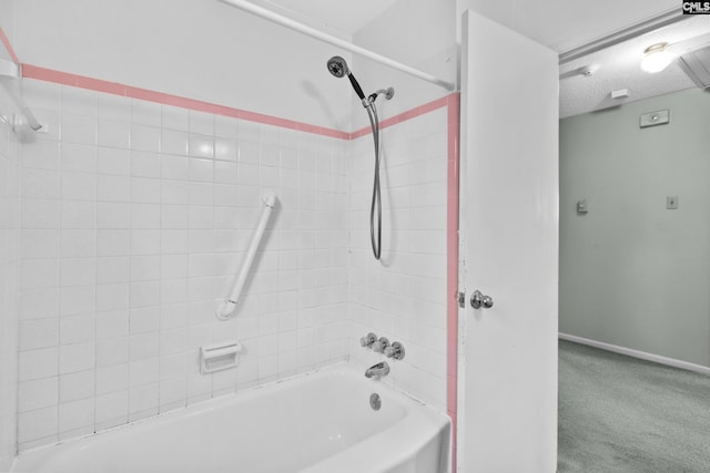 bathroom with tiled shower / bath