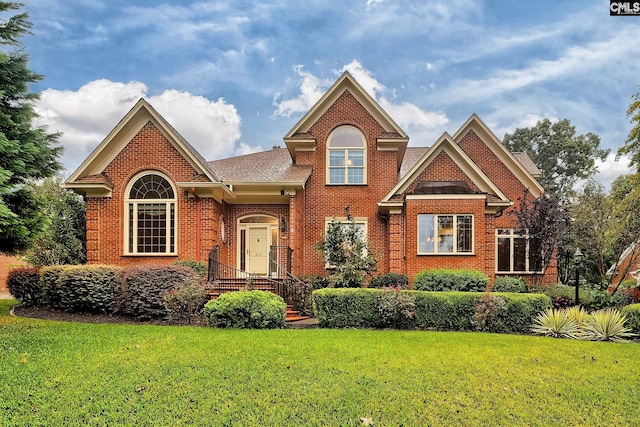 view of front facade featuring a front yard