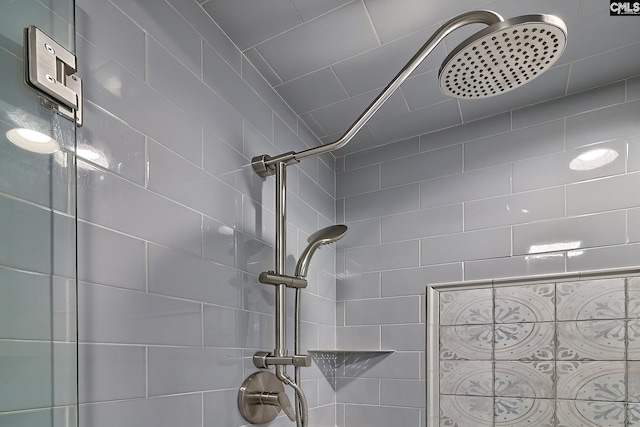 bathroom featuring tiled shower