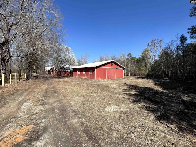 view of yard with an outdoor structure