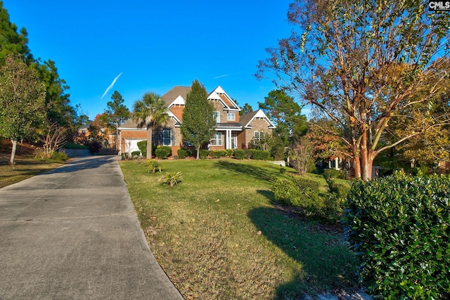 view of front of house featuring a front lawn