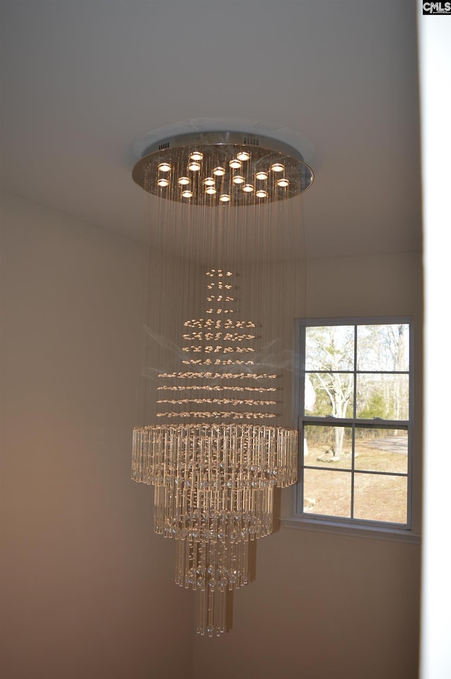 room details featuring a notable chandelier