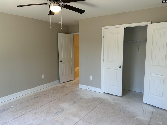 unfurnished bedroom with ceiling fan and a closet