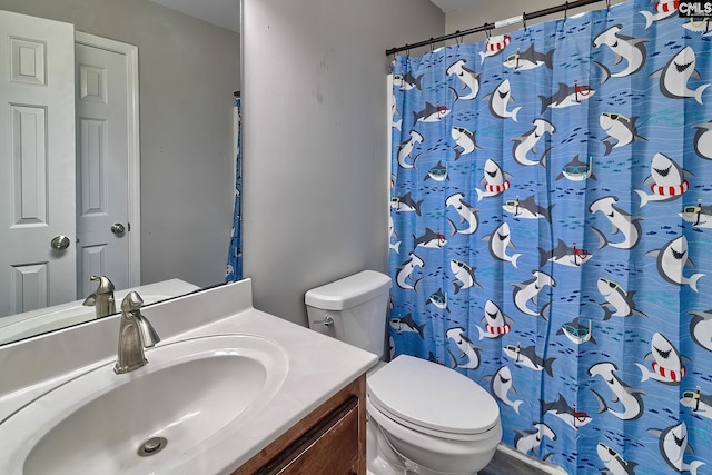 bathroom with a shower with shower curtain, vanity, and toilet