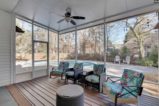 sunroom with ceiling fan