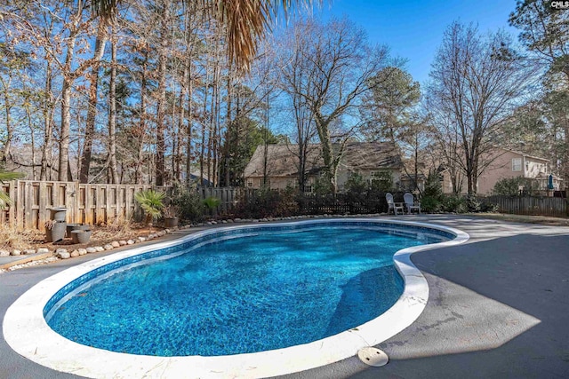 view of swimming pool