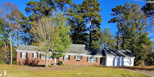 view of front of property featuring a front lawn and a garage