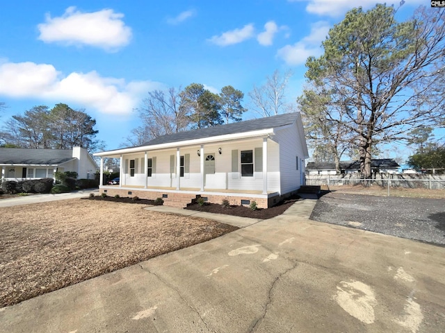 view of front of property featuring covered porch