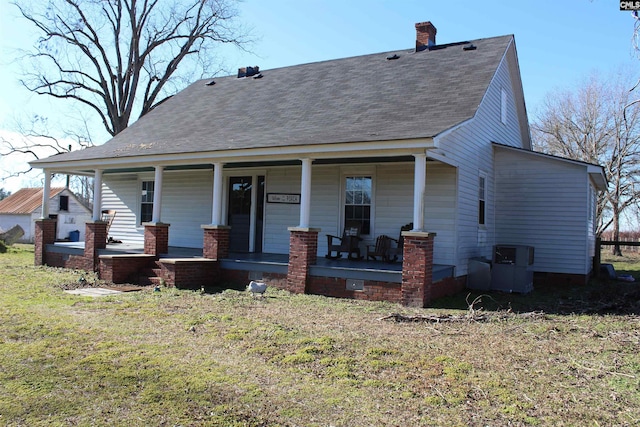 view of front facade with covered porch and a front lawn