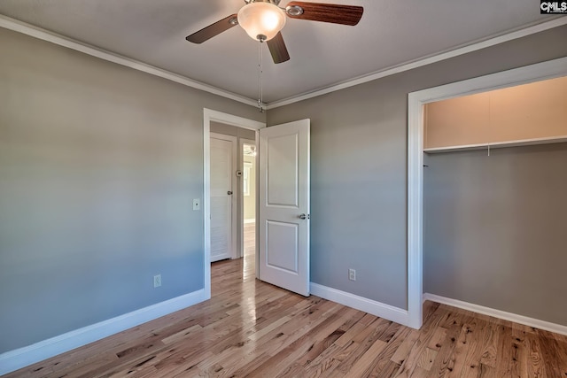 unfurnished bedroom with light wood-type flooring, a closet, ceiling fan, and ornamental molding