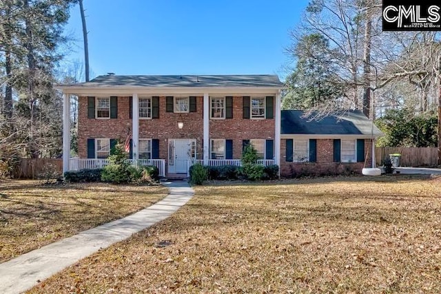 colonial house featuring a front lawn