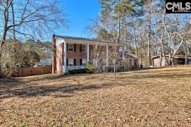 view of front facade with a front yard