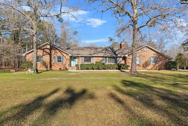 ranch-style home featuring a front lawn