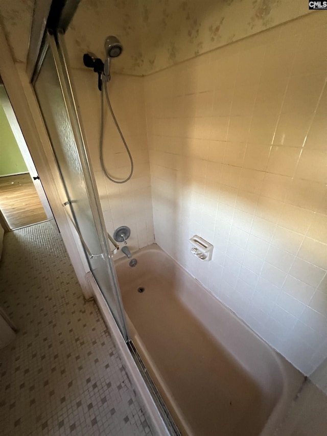 bathroom with tub / shower combination