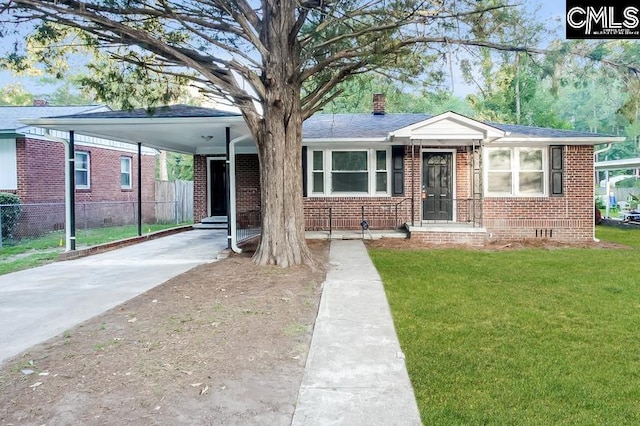 view of front of home featuring a carport and a front yard