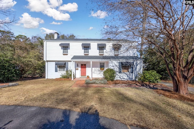 view of front of property with a front lawn