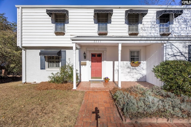 view of front facade with a front yard