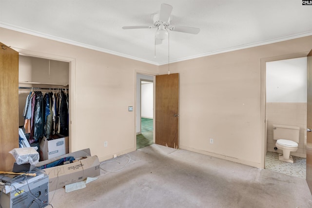 bedroom with ensuite bath, a closet, crown molding, and ceiling fan