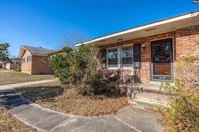 view of front of property featuring covered porch and a front yard