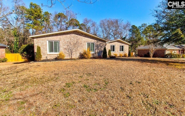 single story home featuring a front yard