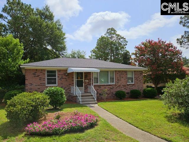 single story home with a front yard