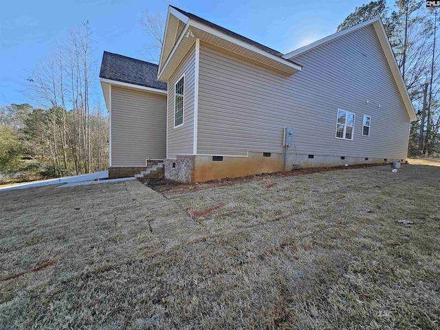 view of side of property featuring a yard