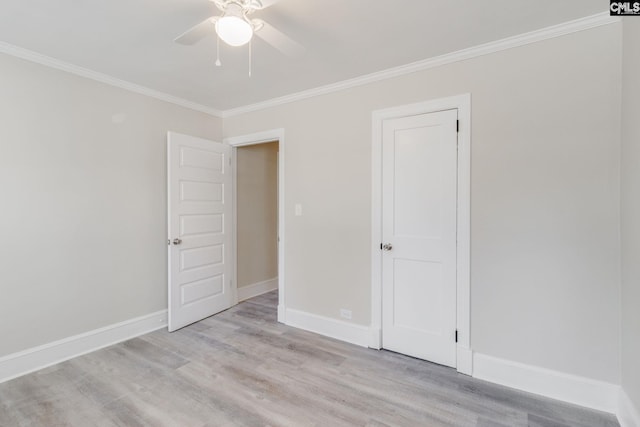 unfurnished room featuring light wood-type flooring, ceiling fan, and ornamental molding