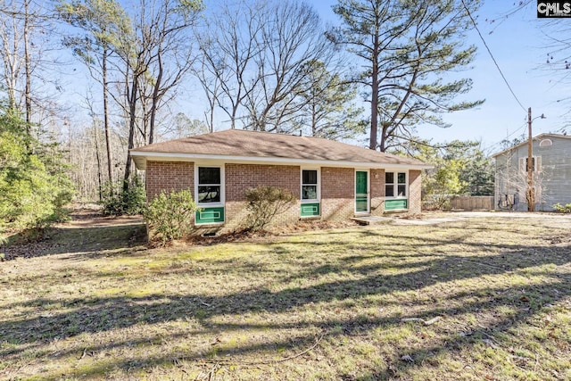 single story home featuring a front yard