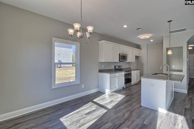 kitchen with a sink, stainless steel appliances, baseboards, and visible vents