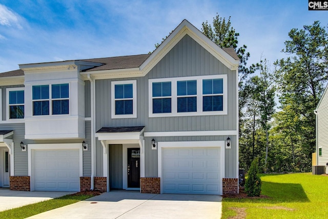 view of front of home featuring a front lawn and a garage