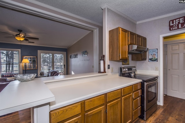 kitchen featuring ceiling fan, stainless steel electric range oven, ornamental molding, dark hardwood / wood-style flooring, and kitchen peninsula