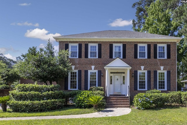 colonial house featuring a front yard