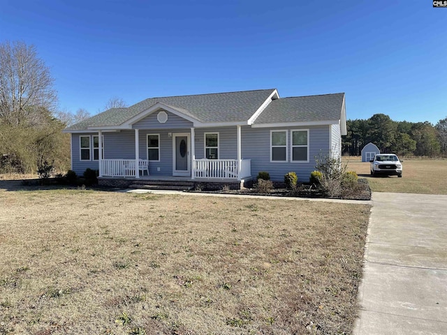 ranch-style house featuring a front lawn