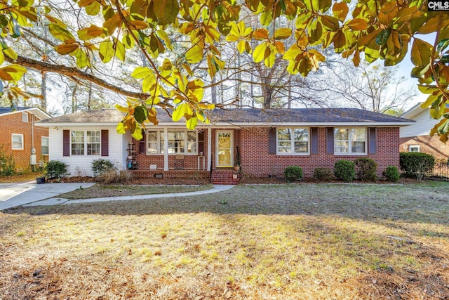 ranch-style house featuring a front lawn