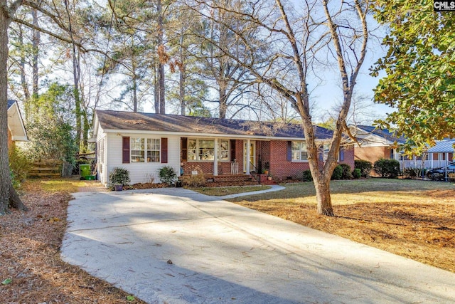 ranch-style house featuring a front yard