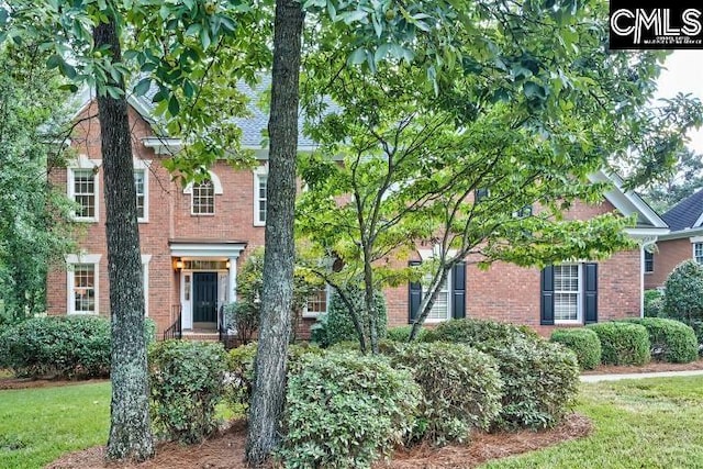 view of front of house featuring a front lawn