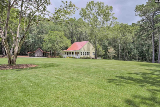 view of yard with an outbuilding