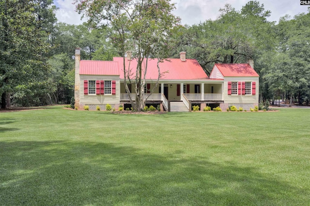 view of front of house featuring covered porch and a front yard