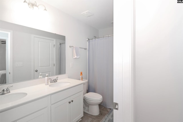 bathroom featuring a shower with shower curtain, vanity, and toilet