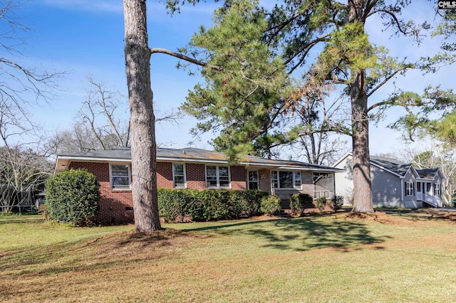 single story home featuring a front lawn