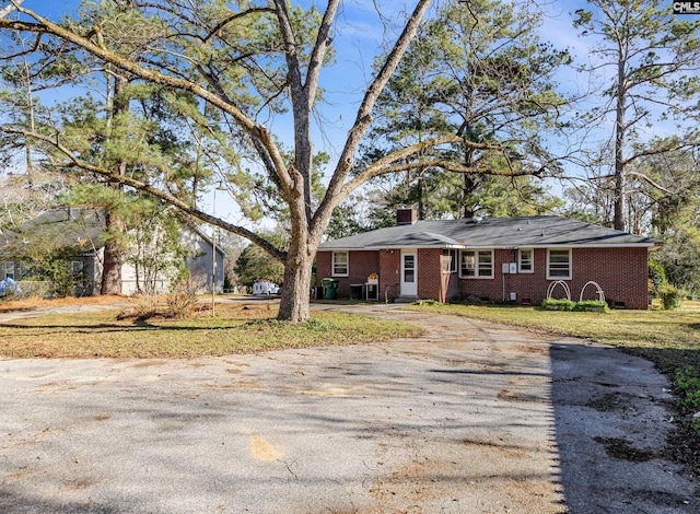 single story home featuring a front lawn