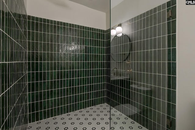 bathroom featuring a tile shower