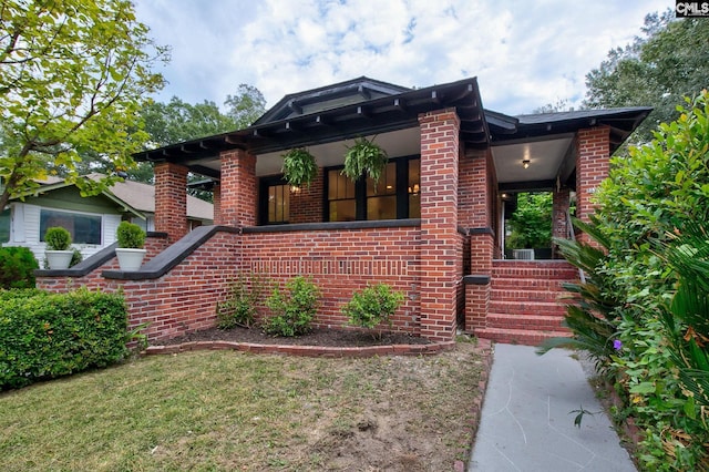 view of front of property with a front lawn