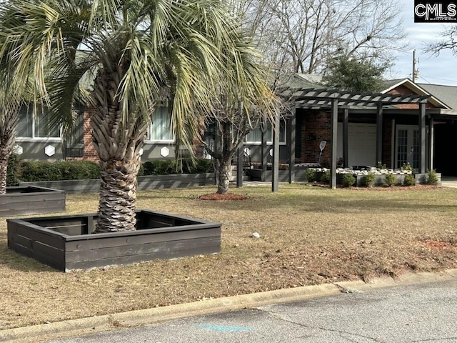 view of home's community featuring a yard