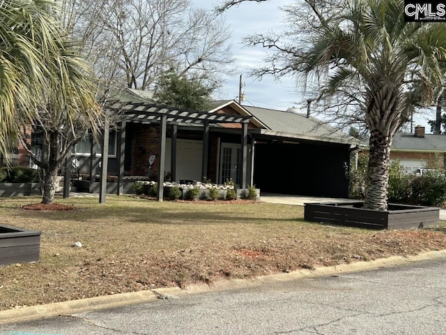 view of front of home with a carport and a front lawn