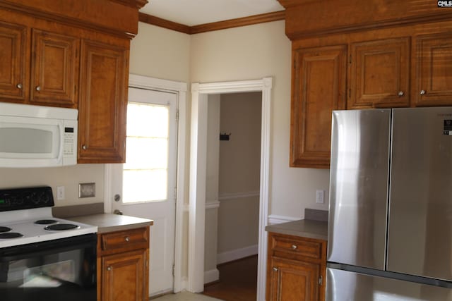 kitchen featuring crown molding, range with electric stovetop, and stainless steel fridge