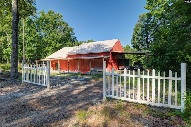 view of yard featuring an outdoor structure