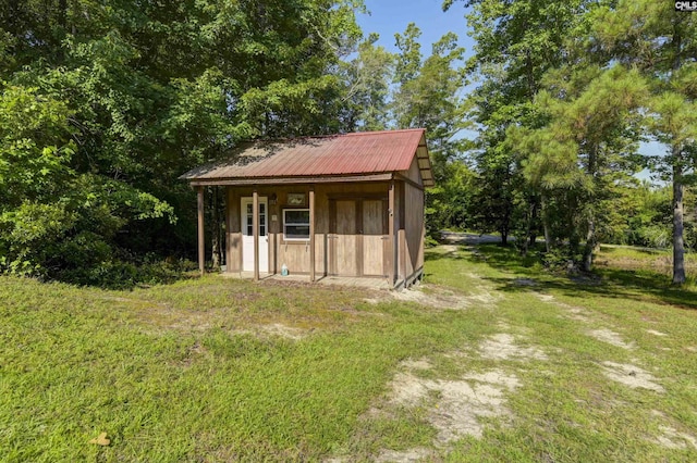 view of outdoor structure featuring a yard