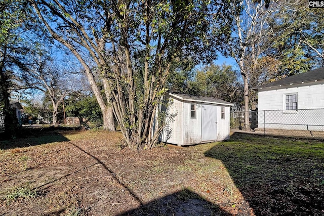 view of yard featuring a storage shed